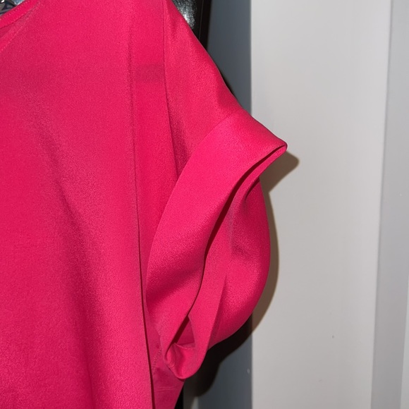 Forever 21 pink silky feel top with side seam detail - Picture 2 of 4